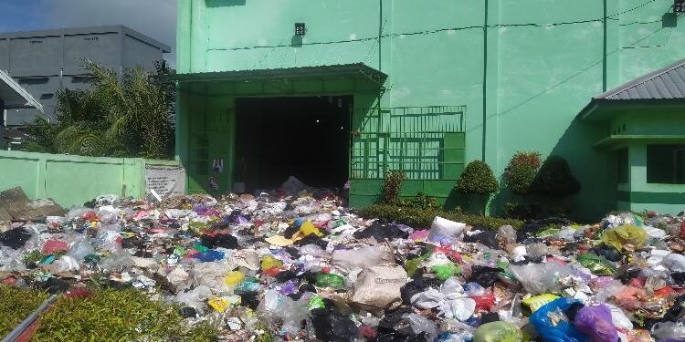 FOTO : AGUS/MATA KALTENG - Sampah membludak di depo sampah Jalan Pelita Sampit