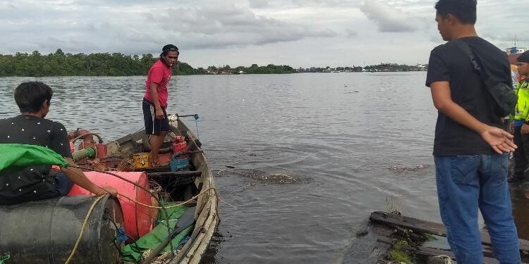 FOTO: AGUS/MATA KALTENG - Upaya pencarian korban tenggelam di Sungai Mentaya .