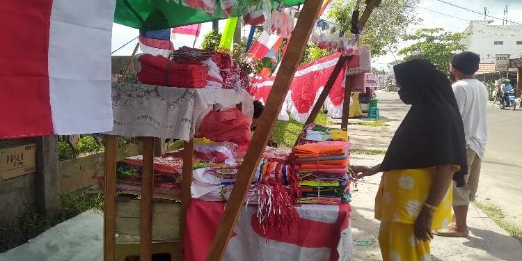 FOTO: AGUS/MATA KALTENG - Pedagang bendera maksimal sudah mulai bermunculan di area Taman Kota Sampit.