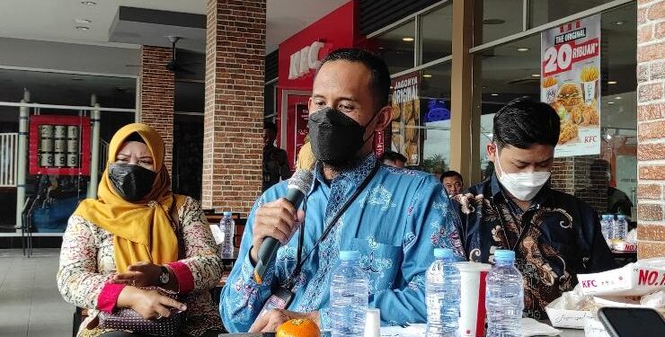 FOTO : OLIVIA/MATAKALTENG - Deputi Kepala Perwakilan Bank Indonesia Kalimantan Tengah, Yudo Herlambang saat menyambangi standi pameran UMKM Road to Pesona Tambun Bungai (PTB) 2022.
