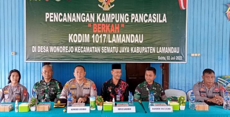 FOTO : BINTANG/MATAKALTENG - Dandim 1017/Lmd (dua dari kanan) mencanangkan Desa Wonorejo, Kecamatan Sematu Jaya sebagai Kampung Pancasila, Sabtu 2 Juli 2022.