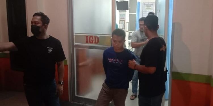 FOTO: ASPIANI/MATAKALTENG - Pelaku Pembobol ATM, CD saat diamankan oleh kepolisian, Selasa 5 Juli 2022.