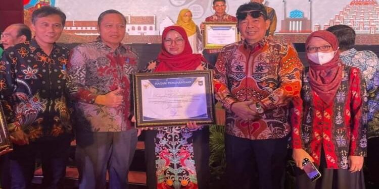 FOTO : Humas Pemkab Kotim/MATAKALTENG - Wakil Bupati Kotim Irawati (tengah) bersama kepala dinas terkait saat menunjukkan penghargaan percepatan penurunan stunting, Kamis 7 Juli 2022