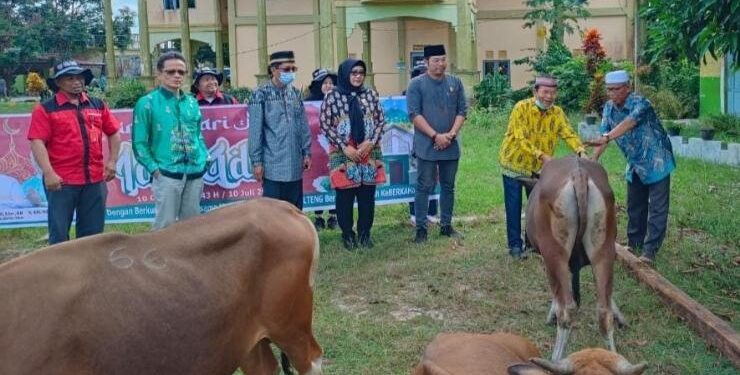 FOTO : IST/MATAKALTENG - Penyerahan bantuan hewan kurban sapi untuk masyarakat Kabupaten Kapuas. Seremoni penyerahan hewan kurban dilaksanakan di halaman pondok pesantren (ponpes) Babussalam Kapuas.