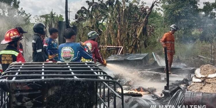 FOTO: ASPIANI/MATAKALTENG - Petugas Pemadam Kebakaran saat melakukan pemadaman, terhadap api yang membakar diduga membakar bahan bakar minyak, Selasa 12 Juli 2022.