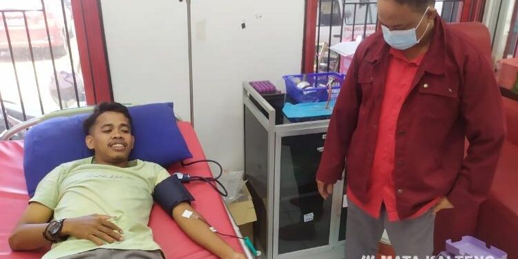 FOTO: DEVIANA/MATA KALTENG - Tim relawan saat melakukan donor darah di PMI Sampit.