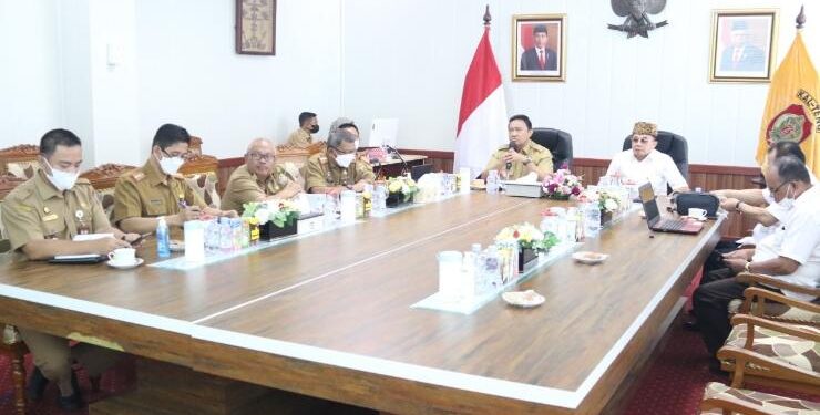 FOTO : IST/MATAKALTENG - Wakil Gubernur Kalimantan Tengah H. Edy Pratowo menerima langsung kedatangan Rektor UPR Andrie Elia Embang dan rombongan di ruang rapat.