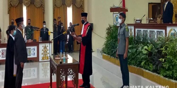 FOTO : BINTANG/MATAKALTENG - Ketua DPRD Lamandau Heriyanto, mengucapkan sumpah/janji jabatan sebagai Ketua DPRD Lamandau, Rabu 13 Juli 2022.