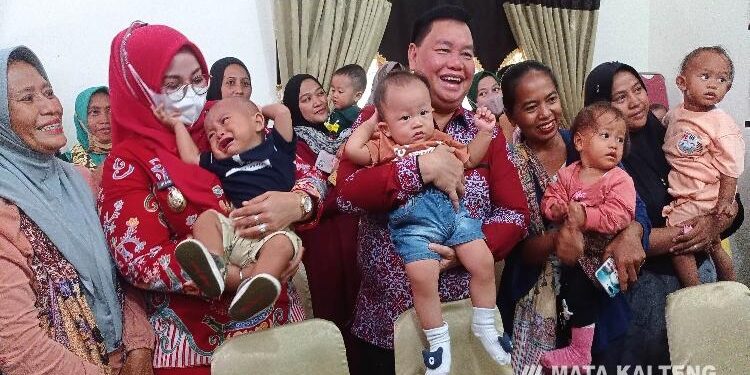 FOTO : DEVIANA/MATAKALTENG - Bupati Kotim Halikinnor dan wakilnya Irawati saat bersama anak-anak, Kamis 14 Juli 2022.