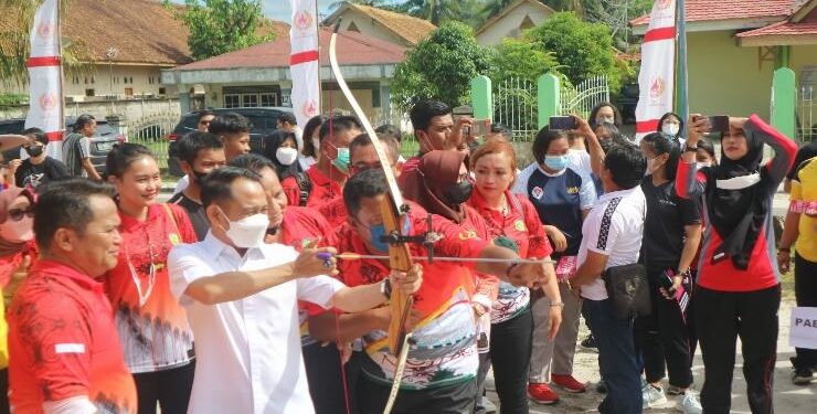 FOTO : YA/MATAKALTENG - Wali Kota Palangka Raya, Fairid Naparin membuka seleksi Cabang Olahraga dengan simbolis melepas busur panah.