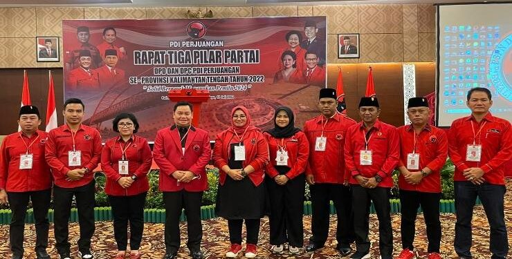 FOTO : IST/MATAKALTENG - Ketua DPC PDI Perjuangan Kotim, Halikinnor berfoto bersama dengan pengurus DPC lainnya pada acara Palangka Raya pada kegiatan Rapat Tiga Pilar Partai DPD dan DPC PDIP se-Provinsi Kalimantan Tengah 2022.