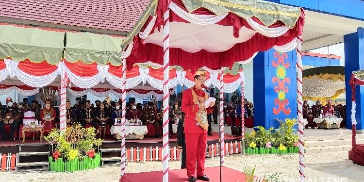 FOTO : ANR/MATAKALTENG - Suasana Bupati Sakariyas, pimpin upacara peringatan Hari Jadi Kabupaten Katingan, dihalaman RS Pratama Tumbang Samba.
