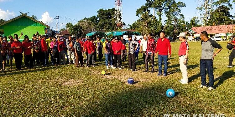 FOTO: ANR/MATAKALTENG - Bupati Katingan Sakariyas, didampingi Ketua DPRD Katingan Marwan Susanto, saat membuka pelaksanaan pertandingan Sepak Bola Piala Bergilir Desa Telangkah.
