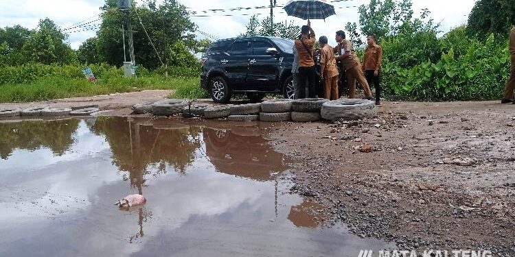 FOTO : DEVIANA/MATAKALTENG - Kondisi Jalan Lingkar Selatan dipenuhi dengan kubangan, Senin 25 Juli 2022.