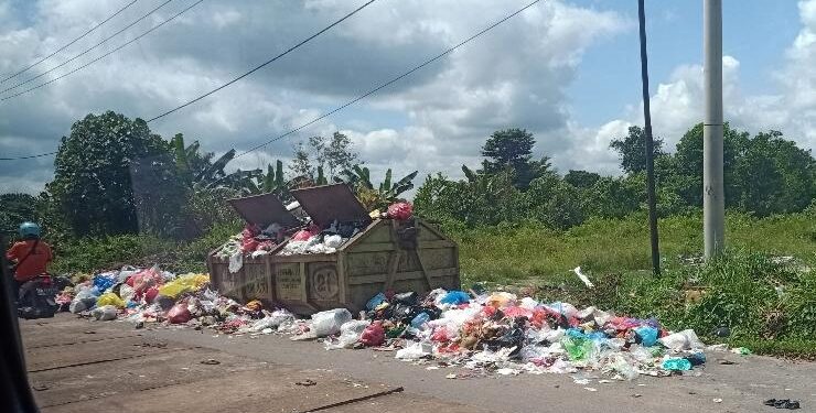 FOTO : AGUS/MATA KALTENG - Sampah berserakan di TPS Kelurahan Baamang Hulu, Kecamatan Baamang, Jalan Cilik Riwut, KM 4,5 Sampit, Kamis 28 Juli 2022.