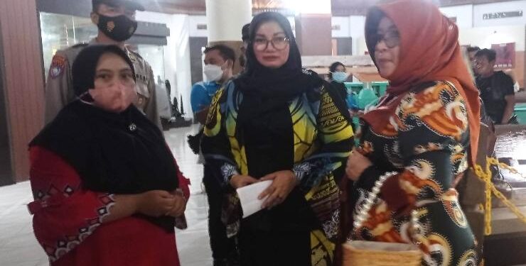 FOTO : DEVIANA/MATAKALTENG - Wakil Bupati Kotim Irawati ditemani Kepala Disbudpar Kotim Ellena Rosie saat mengunjungi Museum Kayu Sampit, Sabtu 30 Juli 2022.