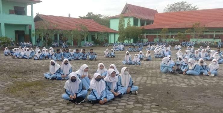 FOTO : DIAN/MATA KALTENG - Siswa SMA Negeri 3 Sampit, Kabupaten Kotim usai mengikuti kegiatan di sekolah.
