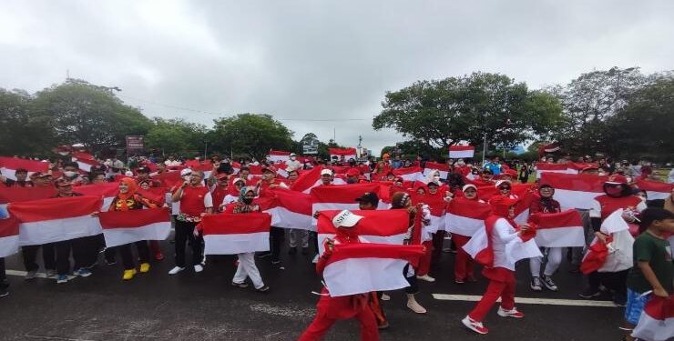 FOTO : OLIVIA/MATAKALTENG - Gerakan pembagian 1 juta Bendera Merah Putih kepada masyarakat, di Bundaran Besar Palangka Raya.