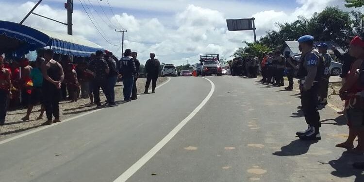 FOTO : WARGA/MATA KALTENG - Suasana aksi damai dengan melakukan blokade jalan Kuala Kurun-Palangka Raya yang dilintasi truk angkutan hasil produksi PBS, di Desa Dahian Tambuk, Kecamatan Mihing Raya, Senin, 18 Juli 2022.