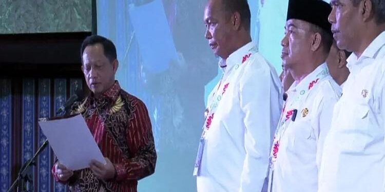 FOTO: PROKOM SERUYAN/MATA KALTENG: Mendagri RI, Tito Karnavian saat melantik kepengurusan AKPSI periode 2022-2027 di Jakarta baru-baru ini.