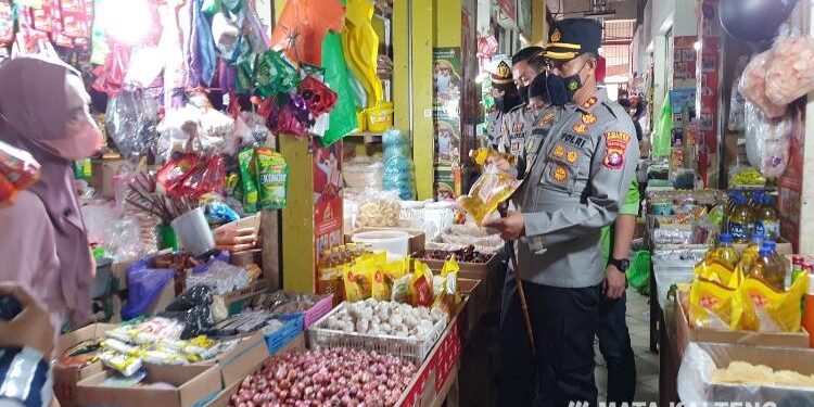 FOTO: Dok/MATA KALTENG - Pemantauan harga minyak goreng di Kota Sampit beberapa waktu lalu oleh Kapolres Kotim.