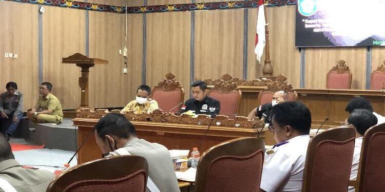FOTO : DIAN TARESA/MATAKALTENG - Ketua Komisi IV DPRD Kotim, M Kurniawan Anwar (tengah) saat memimpin RDP.