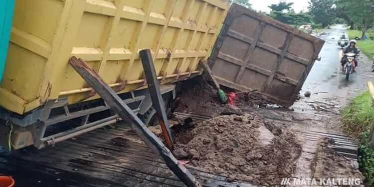 FOTO : DOKUMENTASI MATAKALTENG - Truk yang terperosok karena kelebihan muatan di Jembatan Patah, Kapten Mulyono.