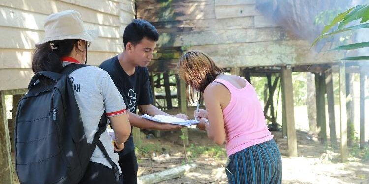 FOTO: ANR/MATAKALTENG - Tim Satgas Covid-19 Diskominfosantik Katingan saat melaksanakan survei kepada masyarakat di Kecamatan Petak Malai.
