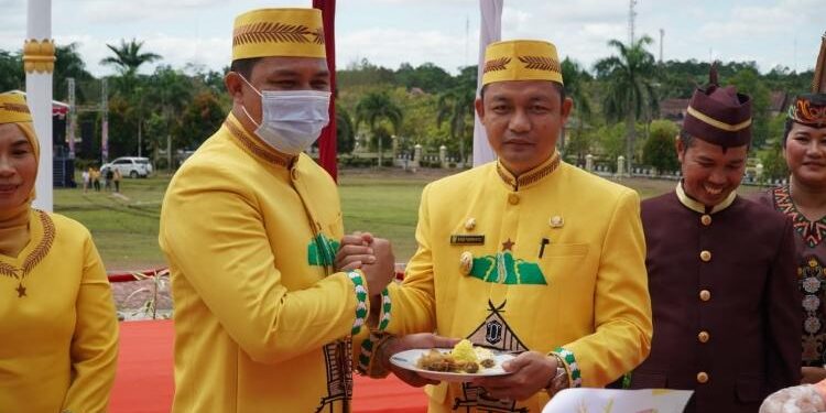 FOTO : Humas Diskominfo Sandi Lamandau - Bupati dan Wakil Bupati Lamandau merayakan Hari Jadi ke-20 Kabupaten Lamandau, Rabu 3 Agustus 2022.