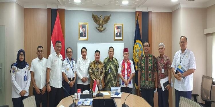 FOTO : MATAKALTENG - Bupati Kotim, Halikinnor didampingi Sekda Kotim, Fajrurrahman saat mengikuti pertemuan bersama Menhub RI, Budi Karya Sumadi, di Kemenhub RI Jakarta.
