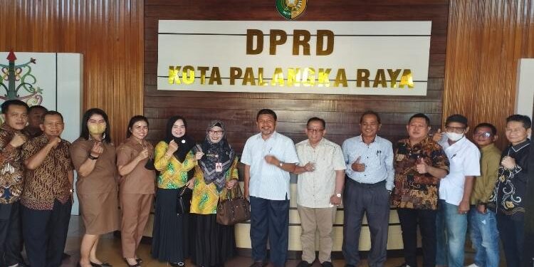 FOTO: OLIVIA/MATAKALTENG - Anggota DPRD Kota Palangka Raya menerima secara langsung kedatangan dari DPRD Tapin Kalimantan Selatan.