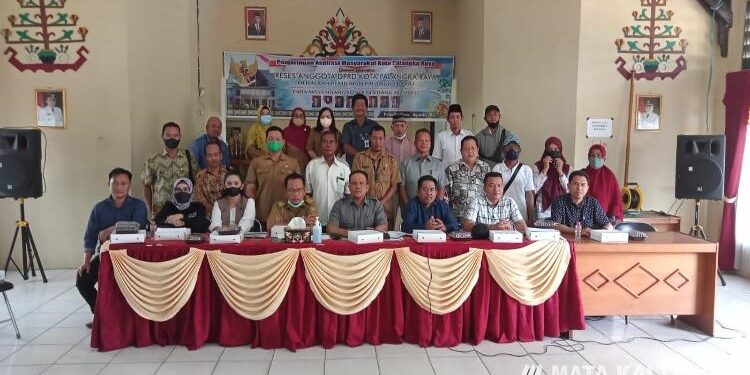 FOTO : Jajaran Anggota DPRD Kota Palangka Raya Dapil 1 saat reses di di  Kecamatan Jekan Raya
