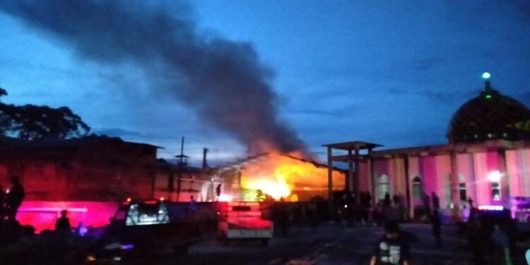 FOTO : IST/MATAKALTENG - Saat terbakarnya gudang PT Papalui, di Desa Telangkah Kecamatan Katingan Hilir, Kabupaten Katingan.