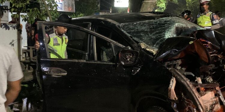 FOTO : SYIHAB/MATAKALTENG - Anggota Satlantas Polres Kotim sedang memeriksa mobil pasca dievakuasi dari dalam parit