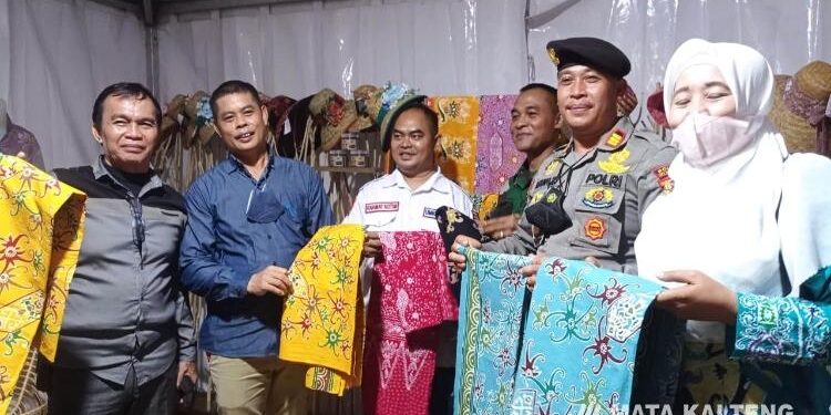 FOTO : DEVIANA/MATAKALTENG - Asisten II Setda Kotim Alang Arianto didampingi Ketua UMKM Harati dan lainnya saat meninjau produk UMKM yang dipasang di Pekan Raya Sampit, Sabtu 27 Agustus 2022.