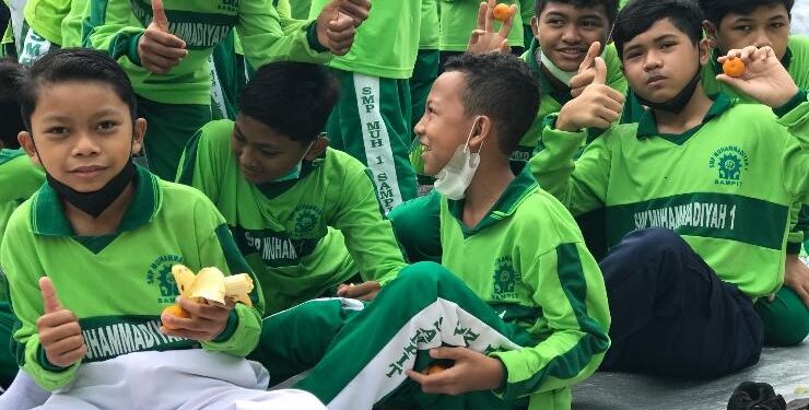 Puluhan pelajar SMP Muhammadiyah Sampit berfoto bersama usai kegiatan olahraga.