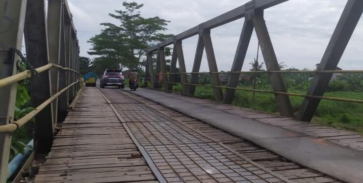 FOTO : AGUS/MATA KALTENG - Proses pengaspalan Jembatan Sei Mentawa atau Jembatan Patah di Jalan Kapten Mulyono Sampit oleh Dinas PUPR Kotim, Senin 1 Agustus 2022.