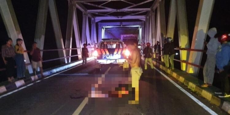 FOTO: DOKUMENTASI POLISI/MATA KALTENG- Korban kecelakaan di Jembatan Bajarum Kecamatan Kota Besi Kotim, Sabtu 31 Juli 2022 malam.