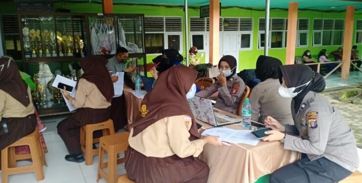 FOTO : DOK/MATA KALTENG - Vaksinasi sejumlah pelajar di SMPN 2 Sampit.