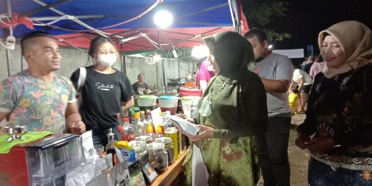FOTO: AKH/MAKA - Ketua Dekranasda Sukamara, Siti Zulaiha saat melihat pengusaha muda di pasar kuliner.