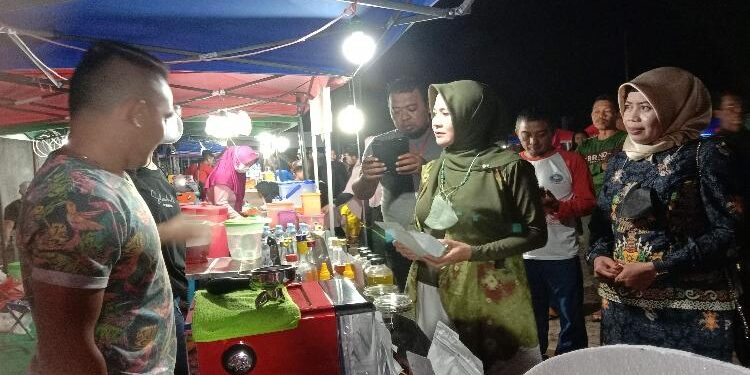 FOTO : AKH/MATAKALTENG - Festival kuliner yang  dikunjungi oleh Ketua TP PKK Sukamara Siti Zulaiha Windu Subagio.