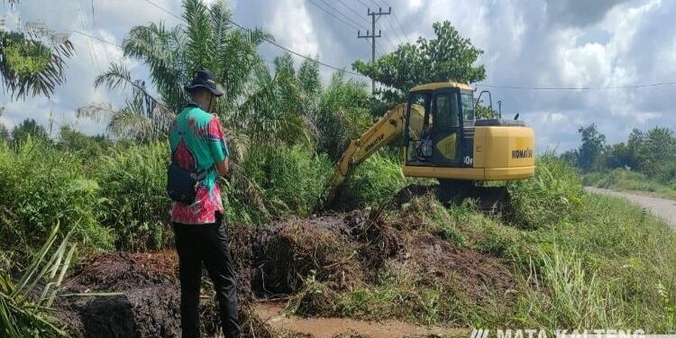 FOTO : Humas PUPPR KP Kotim/MATAKALTENG - Pihak DPUPRPKP Kotim saat membuat drainase, Senin 8 Agustus 2022.