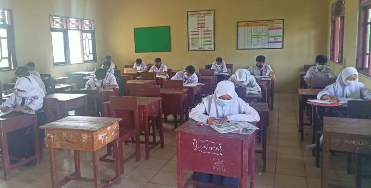 FOTO : DIAN TARESA/MATA KALTENG - Suasana belajar di salah satu sekolah SMA di Sampit.
