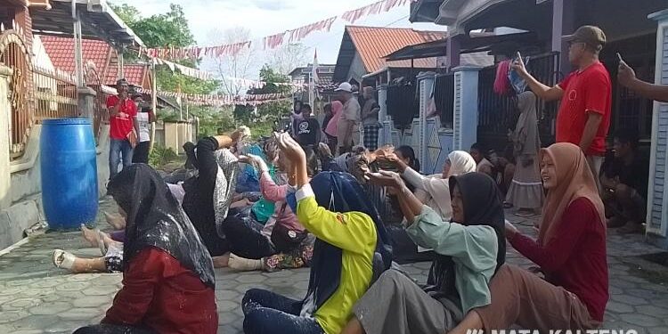 FOTO: AGUS/MATA KALTENG - Keceriaan warga perumahan Sawit Raya dalam mengikuti lomba untuk memeriahkan HUT RI ke 77, Sabtu 13 Agustus 2022.