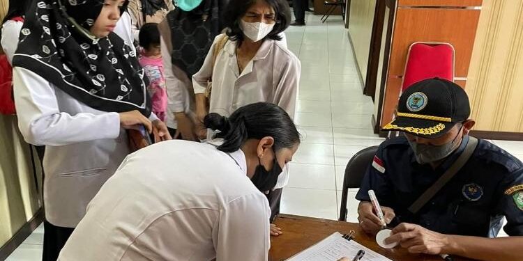 FOTO : Protokol Pemda/MATAKALTENG - Sejumlah ASN dan tekon di Kecamatan Parenggean saat menjalani tes urine, Rabu 10 Agustus 2022.