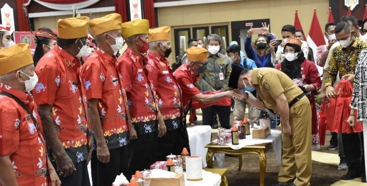 FOTO : IST/MATAKALTENG - Gubernur Kalteng Sugianto Sabran saat ramah tamah dengan veteran, dan paskibraka di Palangka Raya.