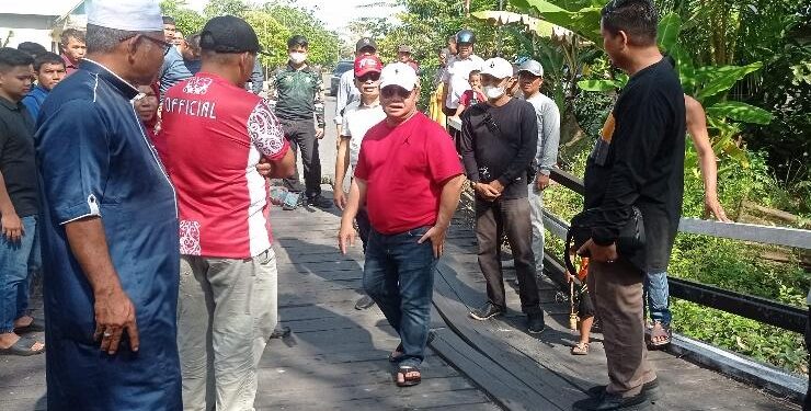 FOTO : DEVIANA/MATAKALTENG - Bupati Kotim Halikinnor dan rombongan saat meninjau jembatan rusak di Kecamatan Mentaya Hilir Selatan, Sabtu 20 Agustus 2021.