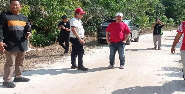 FOTO : DEVIANA/MATAKALTENG - Bupati Kotim Halikinnor bersama Sekda Kotim Fajrurrahman saat memantau jalan di Kecamatan Mentaya Hilir Selatan, Sabtu 20 Agustus 2022
