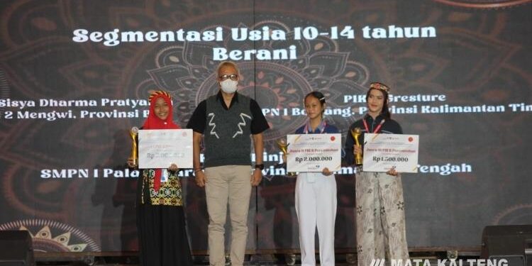 FOTO : MATAKALTENG - SMPN 1 Palangka Raya menerima penghargaan sebagai juara tiga dalam lomba Pusat Informasi Konseling Remaja