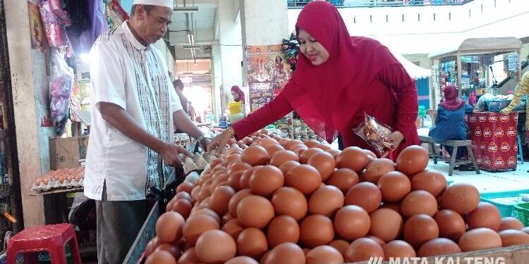 FOTO : DEVIANA/MATAKALTENG - Pedagang telur saat melayani pembeli di PPM Sampit, Sabtu 27 Agustus 2022.